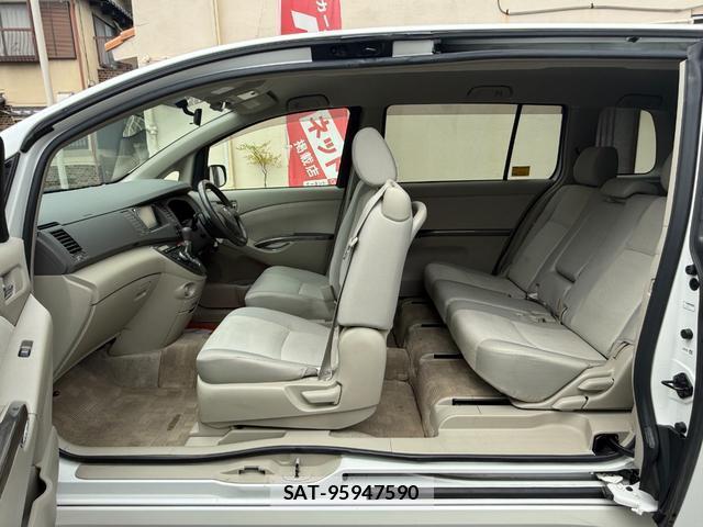 Toyota ISIS 2009-08 7820818-12
