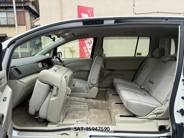 Toyota ISIS 2009-08 7820818-13