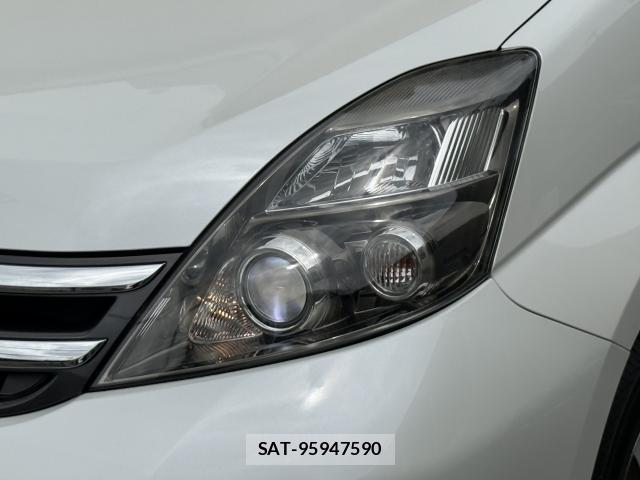 Toyota ISIS 2009-08 7820818-3