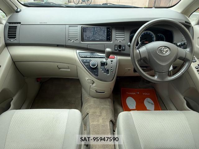 Toyota ISIS 2009-08 7820818-9