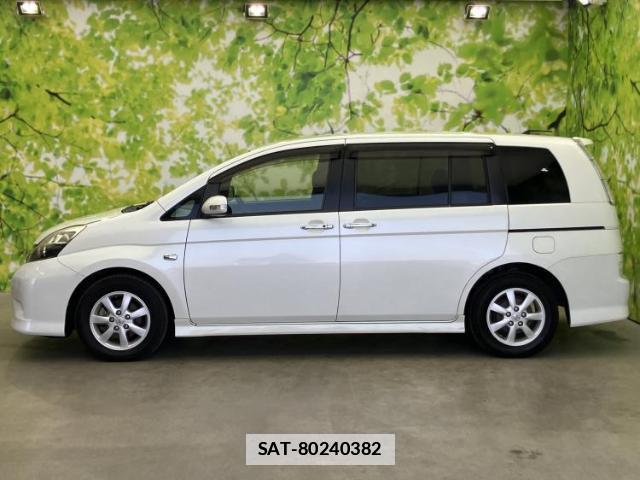 Toyota ISIS 2013-03 7820914-1