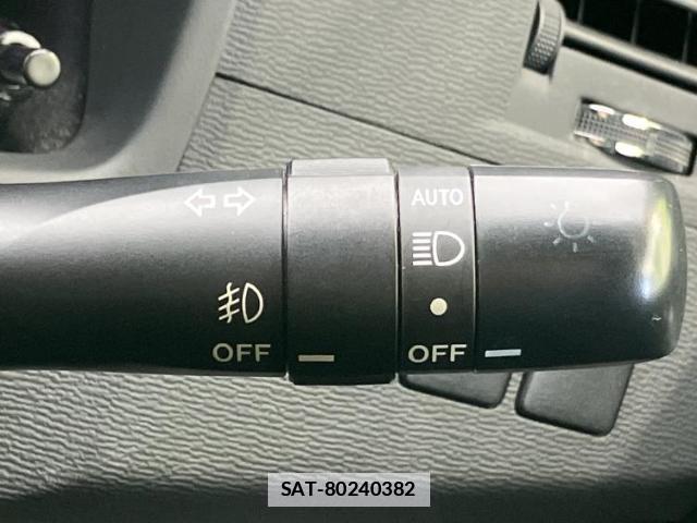Toyota ISIS 2013-03 7820914-15