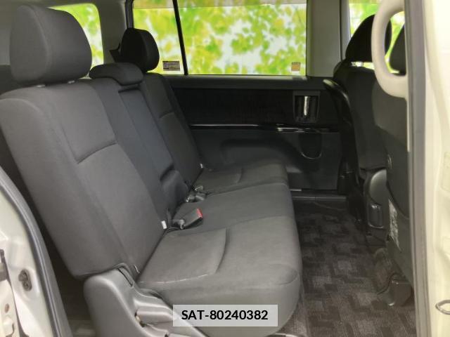 Toyota ISIS 2013-03 7820914-4