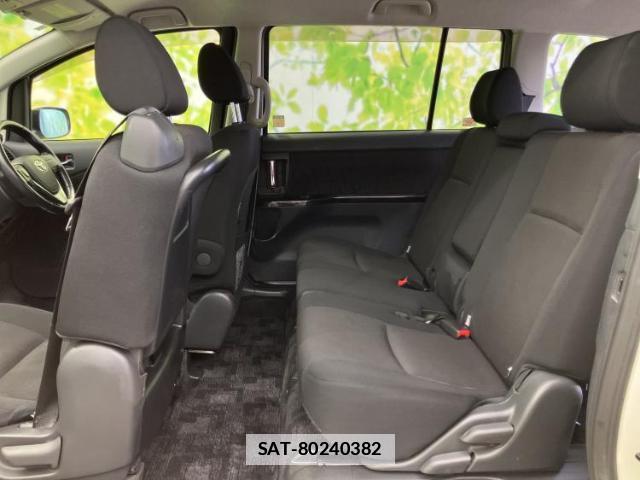Toyota ISIS 2013-03 7820914-7