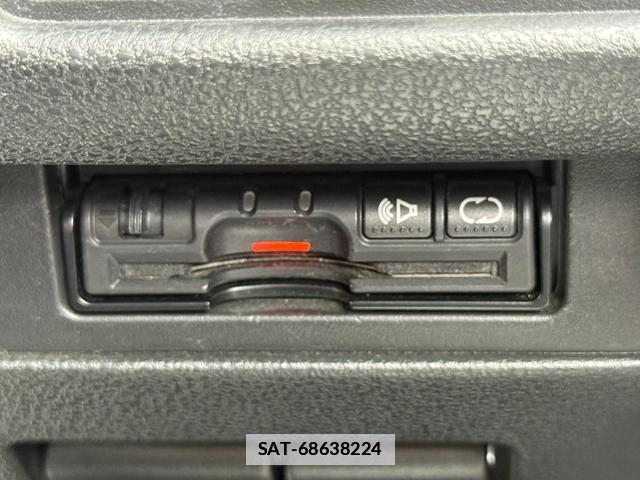 Nissan JUKE 2011-08 7812810-11