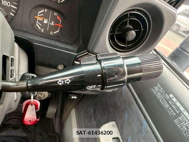 Toyota Land Cruiser 70 1995-08 7815398-17