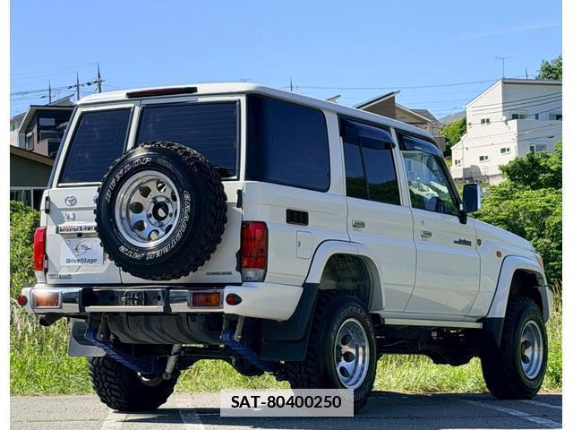 Toyota Land Cruiser 70 2015-01 7816222-1