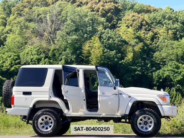 Toyota Land Cruiser 70 2015-01 7816222-11