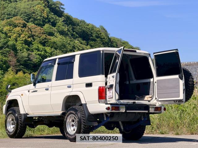 Toyota Land Cruiser 70 2015-01 7816222-13