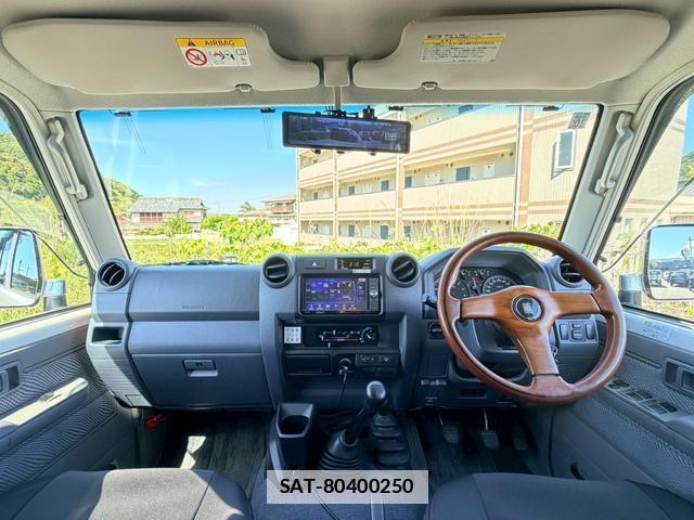 Toyota Land Cruiser 70 2015-01 7816222-2