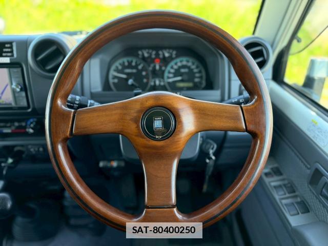 Toyota Land Cruiser 70 2015-01 7816222-5