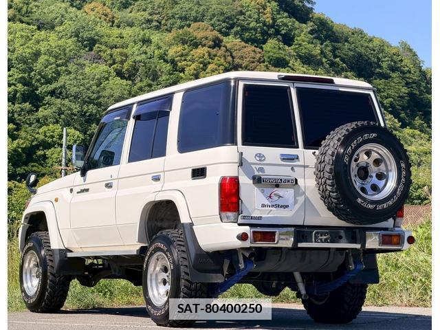 Toyota Land Cruiser 70 2015-01 7816222-7