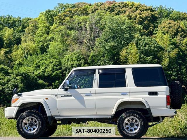 Toyota Land Cruiser 70 2015-01 7816222-9