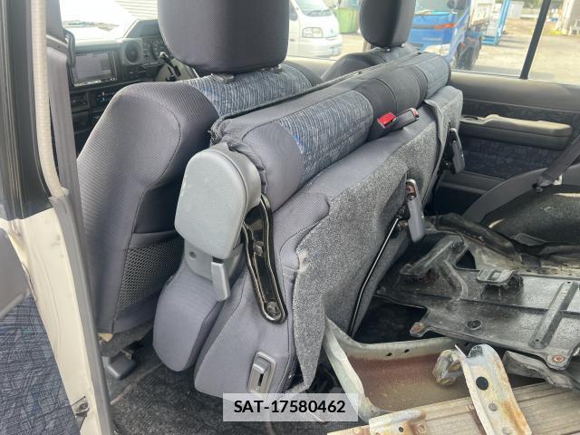 Toyota Land Cruiser 70 2002-01 7817599-6
