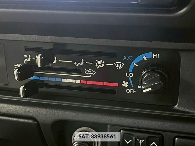 Toyota Land Cruiser 70 2014-11 7822719-11
