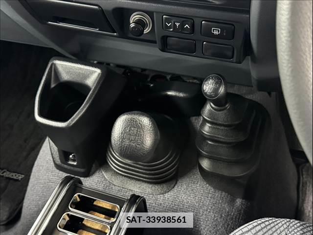 Toyota Land Cruiser 70 2014-11 7822719-8