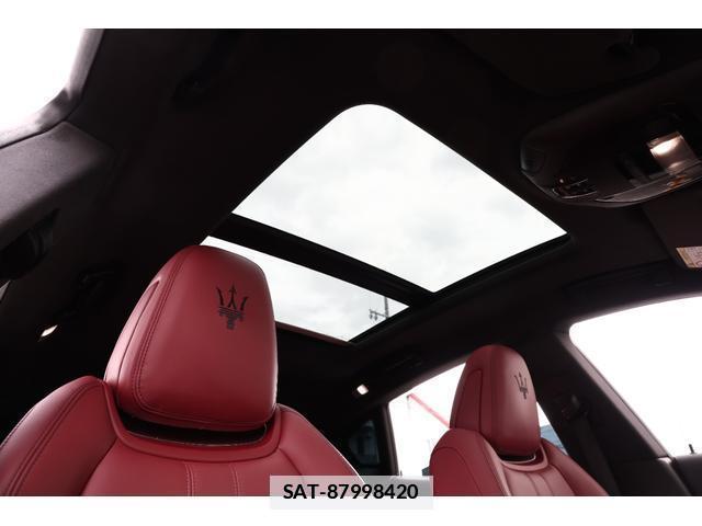 Maserati LEVANTE 2021-04 7818666-11