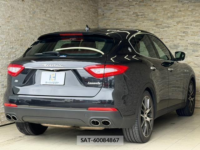 Maserati LEVANTE 2018-02 7818947-3