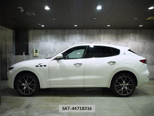 Maserati LEVANTE 2022-10 7822813-11