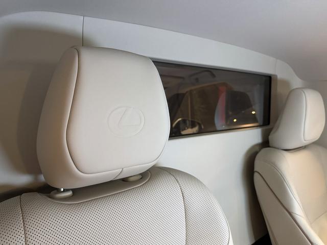 Lexus LM 2024-09 7822816-16