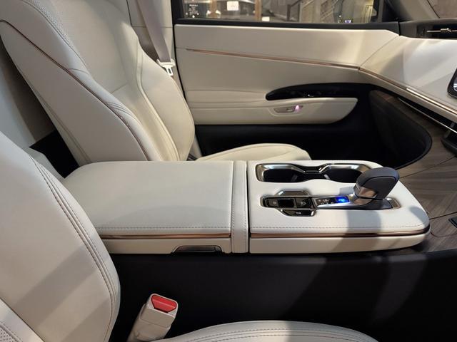 Lexus LM 2024-09 7822816-17