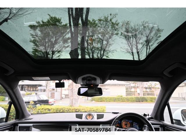 Porsche MACAN 2015-06 7812801-16