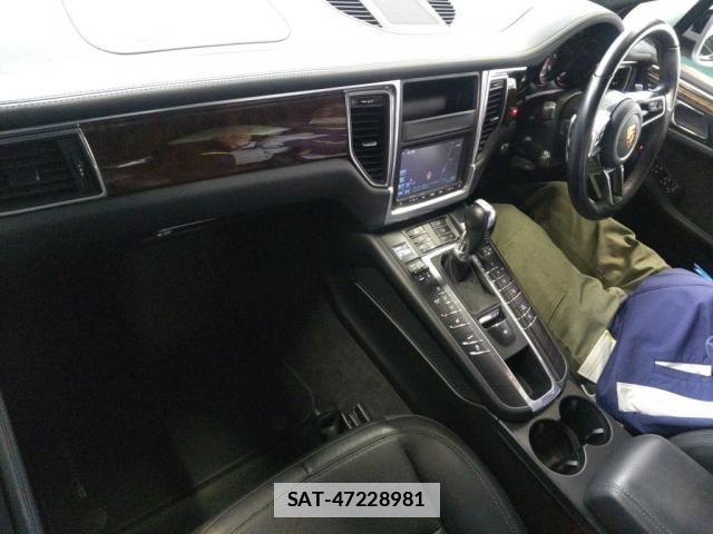 Porsche MACAN 2015-04 7815046-2