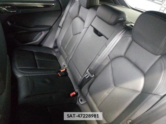 Porsche MACAN 2015-04 7815046-3