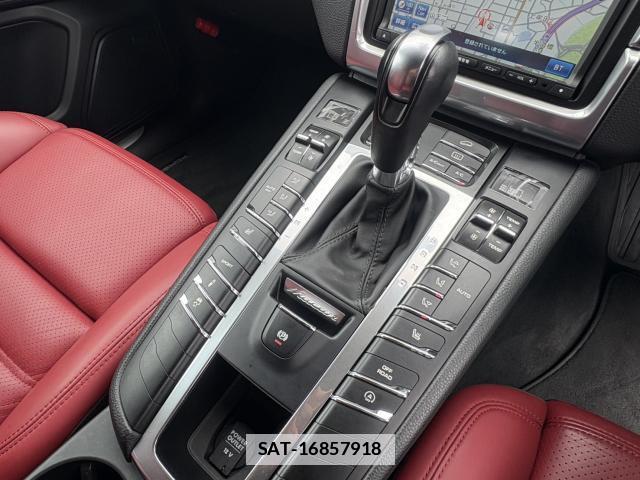 Porsche MACAN 2016-01 7815537-12