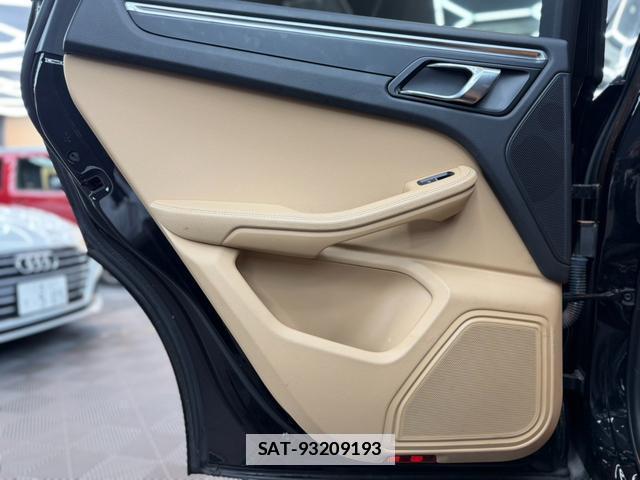 Porsche MACAN 2018-03 7816877-12
