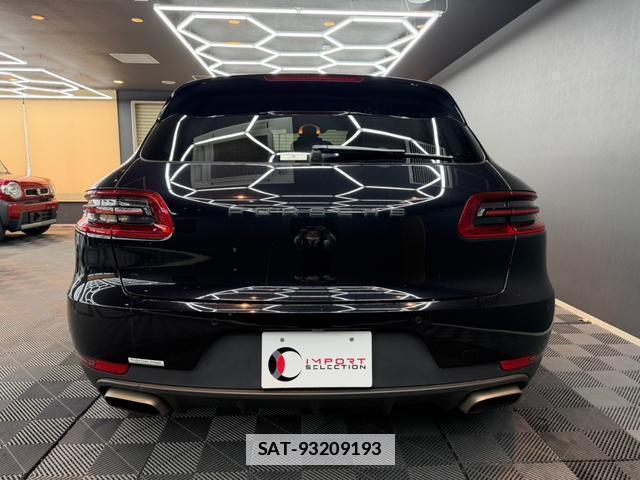 Porsche MACAN 2018-03 7816877-5