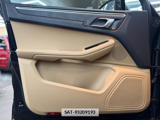 Porsche MACAN 2018-03 7816877-8
