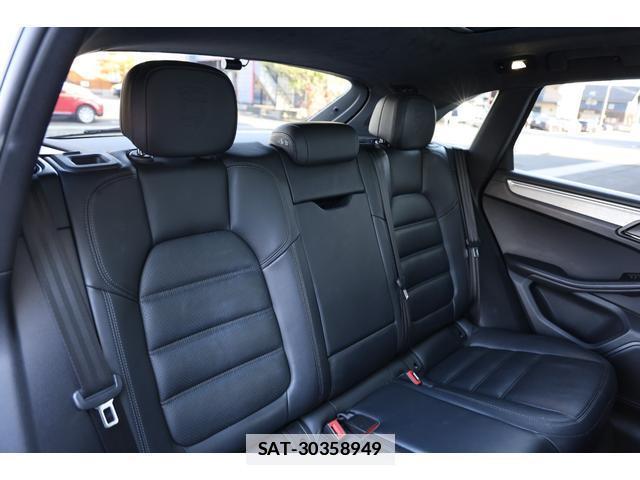 Porsche MACAN 2020-06 7818635-12