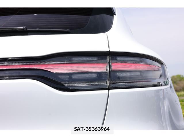 Porsche MACAN 2021-12 7818645-9