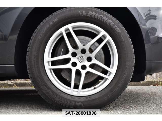 Porsche MACAN 2016-06 7819011-7