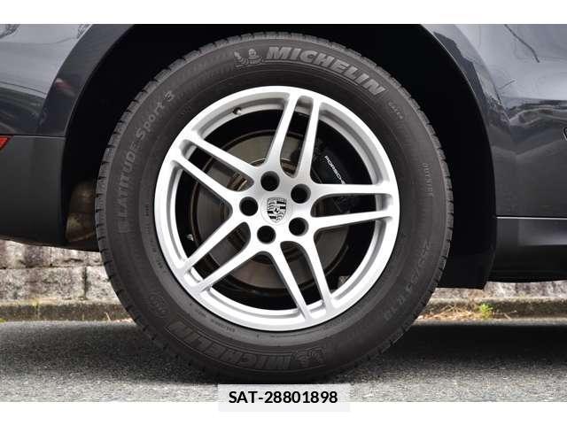 Porsche MACAN 2016-06 7819011-8