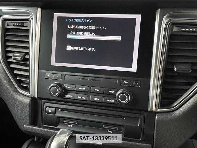 Porsche MACAN 2016-08 7823350-4