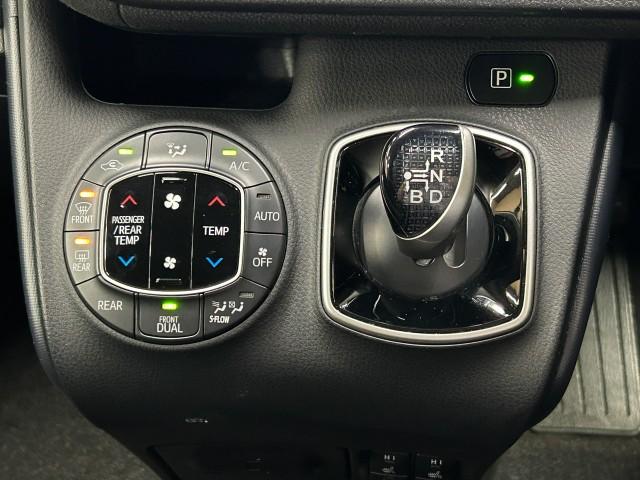Toyota NOAH 2015-07 7812084-18