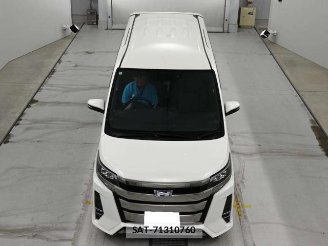 Toyota NOAH 2017-07 7812367-11