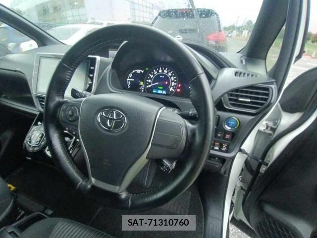 Toyota NOAH 2017-07 7812367-4