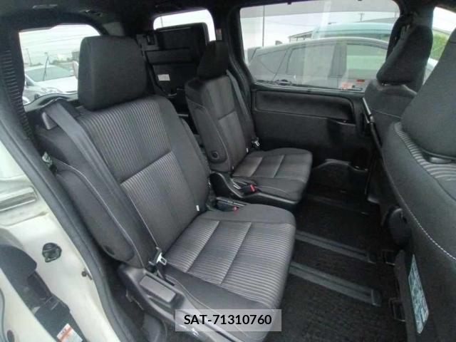 Toyota NOAH 2017-07 7812367-6