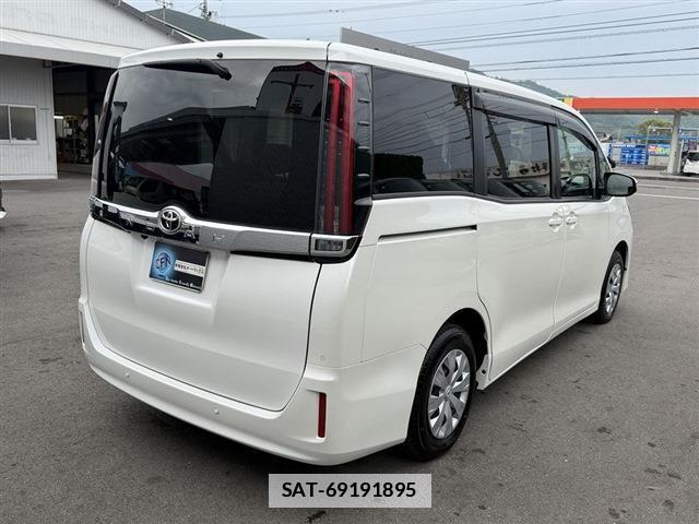 Toyota NOAH 2021-02 7814359-1