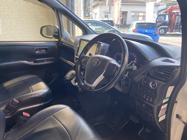 Toyota NOAH 2017-03 7814649-13