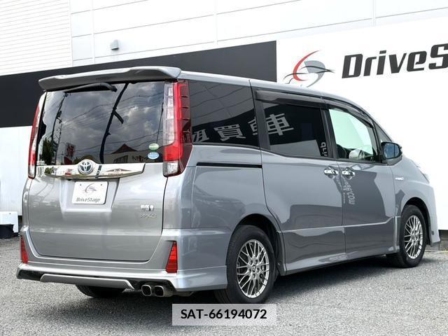 Toyota NOAH 2017-04 7814714-1