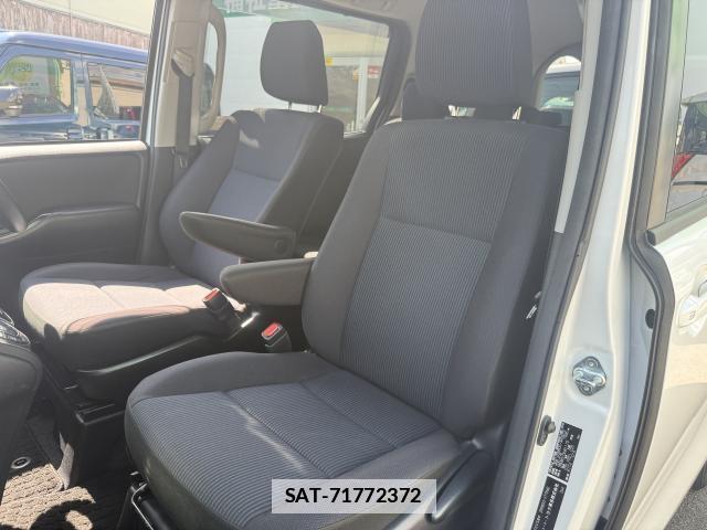 Toyota NOAH 2021-04 7815320-16