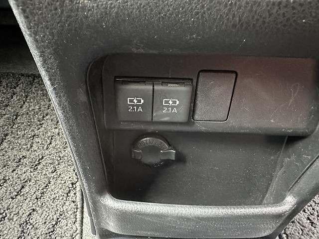 Toyota NOAH 2017-10 7815648-11