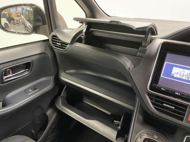Toyota NOAH 2015-09 7818428-16