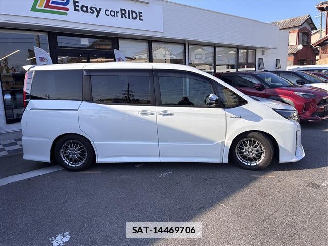 Toyota NOAH 2017-09 7820566-1
