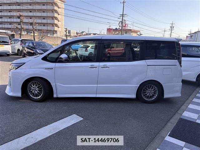 Toyota NOAH 2017-09 7820566-4