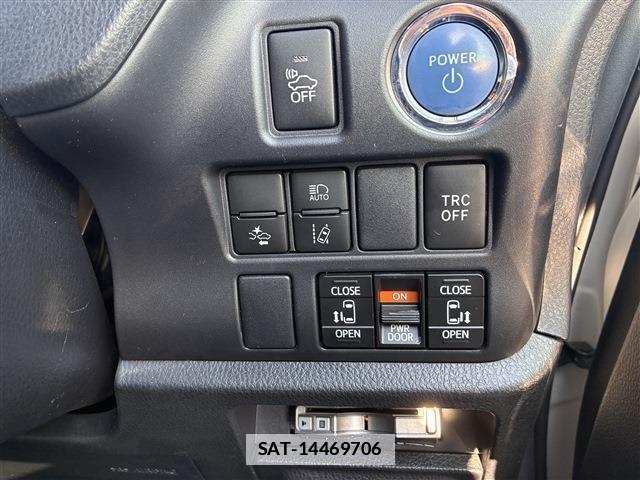 Toyota NOAH 2017-09 7820566-9